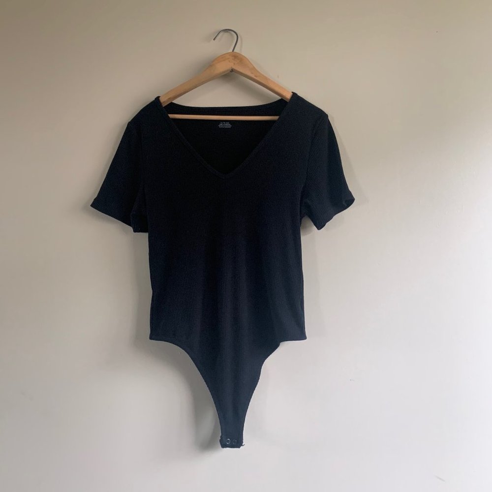 V-Neck Ribbed Body Suit | American Eagle | Sz XL